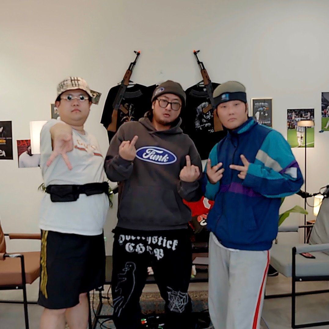 Photo shared by 뷰티풀너드 on April 07, 2026 tagging @kimganji666. May be an image of standing, sling and text.