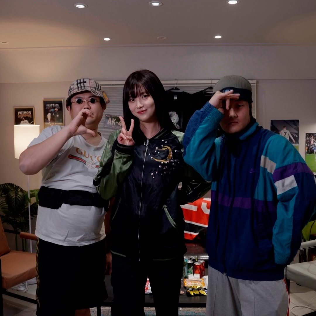 Photo shared by 뷰티풀너드 on February 05, 2026 tagging @hn950421g. May be an image of one or more people, duffle coat, hat, parka and text.