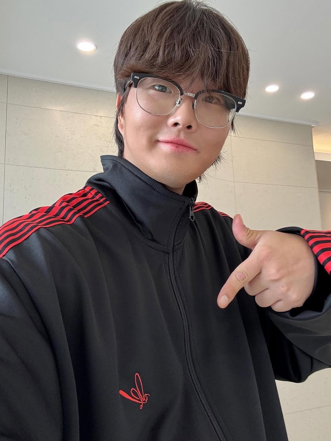 Photo shared by 뷰티풀너드 on September 30, 2025 tagging @cjaewoo_97. May be an image of 1 person, bangs, eyeglasses and text that says 'ቀ'.