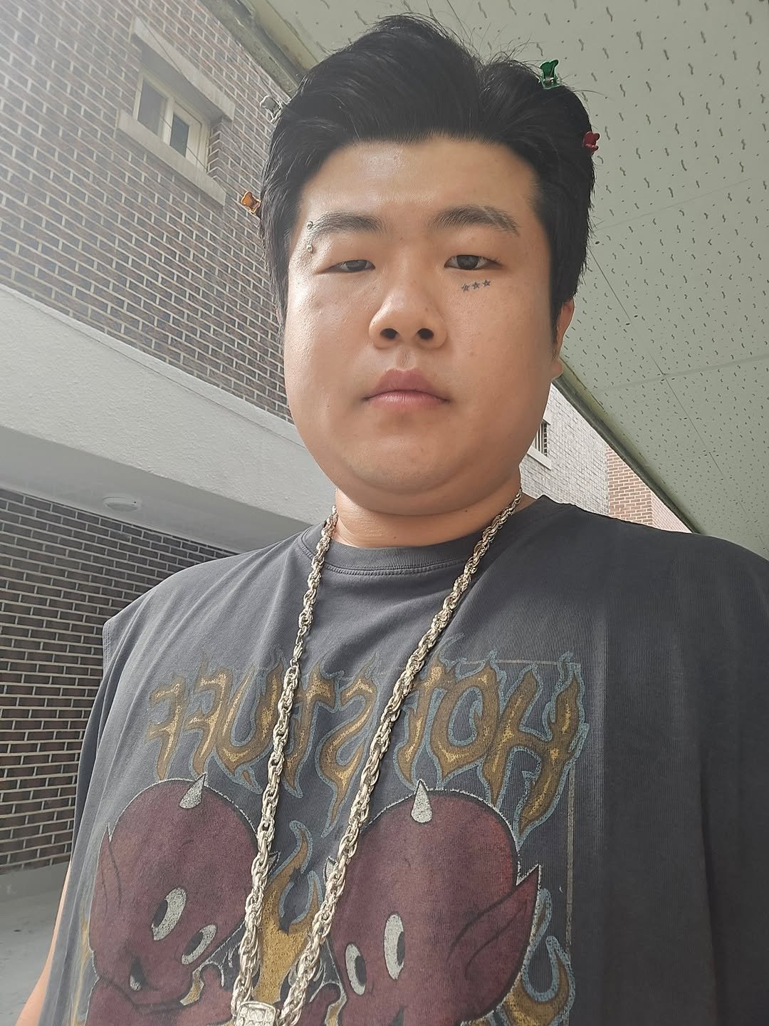 Photo by 뷰티풀너드 on July 30, 2025. May be a selfie of 1 person, bolo tie and text.