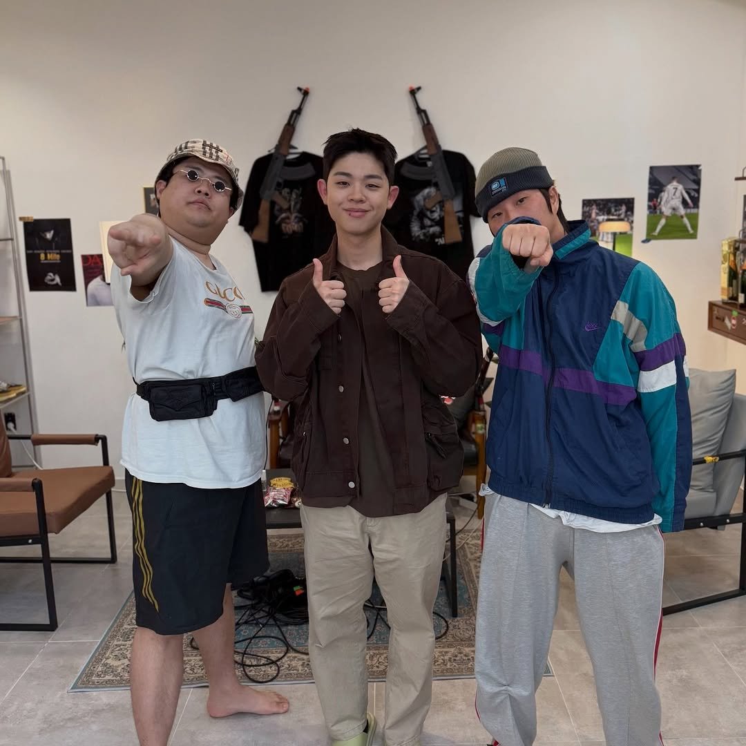 Photo by 뷰티풀너드 on April 21, 2026. May be an image of one or more people, skateboard, duffle coat, hat, parka, sweatpants and text.