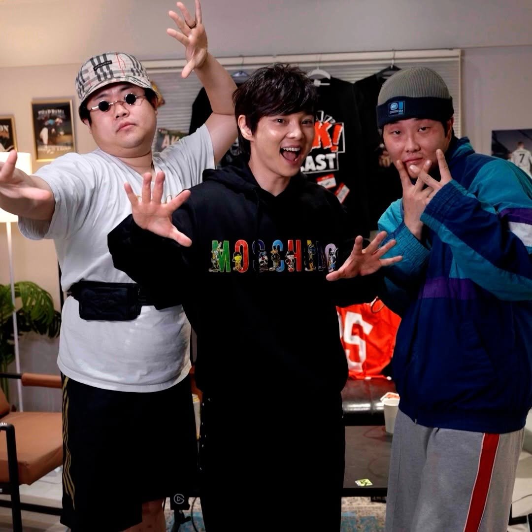 Photo shared by 뷰티풀너드 on February 26, 2026 tagging @charmingchoimagic. May be an image of one or more people, bangs, hat, sweatpants and text.