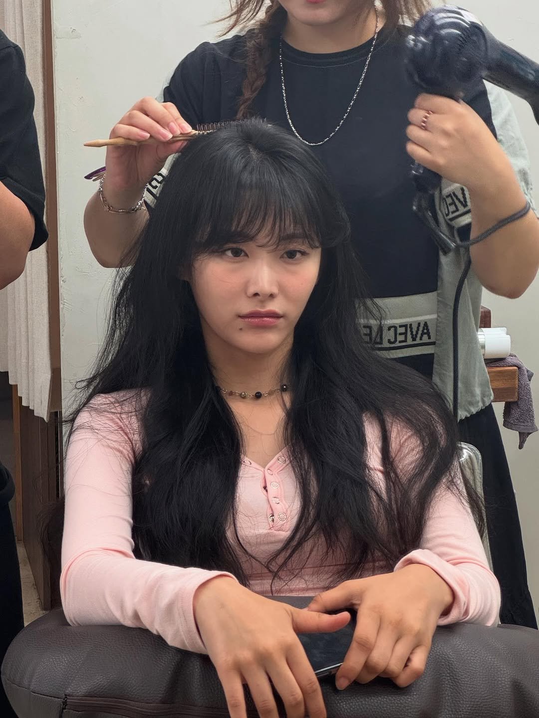 Photo shared by 뷰티풀너드 on June 14, 2025 tagging @1nesus. May be an image of 2 people, braids, bangs, hair brush, hair dryer and text.