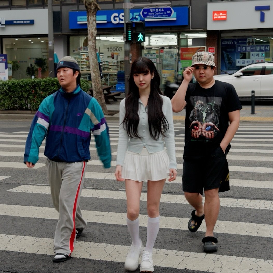 Photo shared by 뷰티풀너드 on April 01, 2026 tagging @lovely_._v. May be an image of one or more people, parka, miniskirt, street and text.