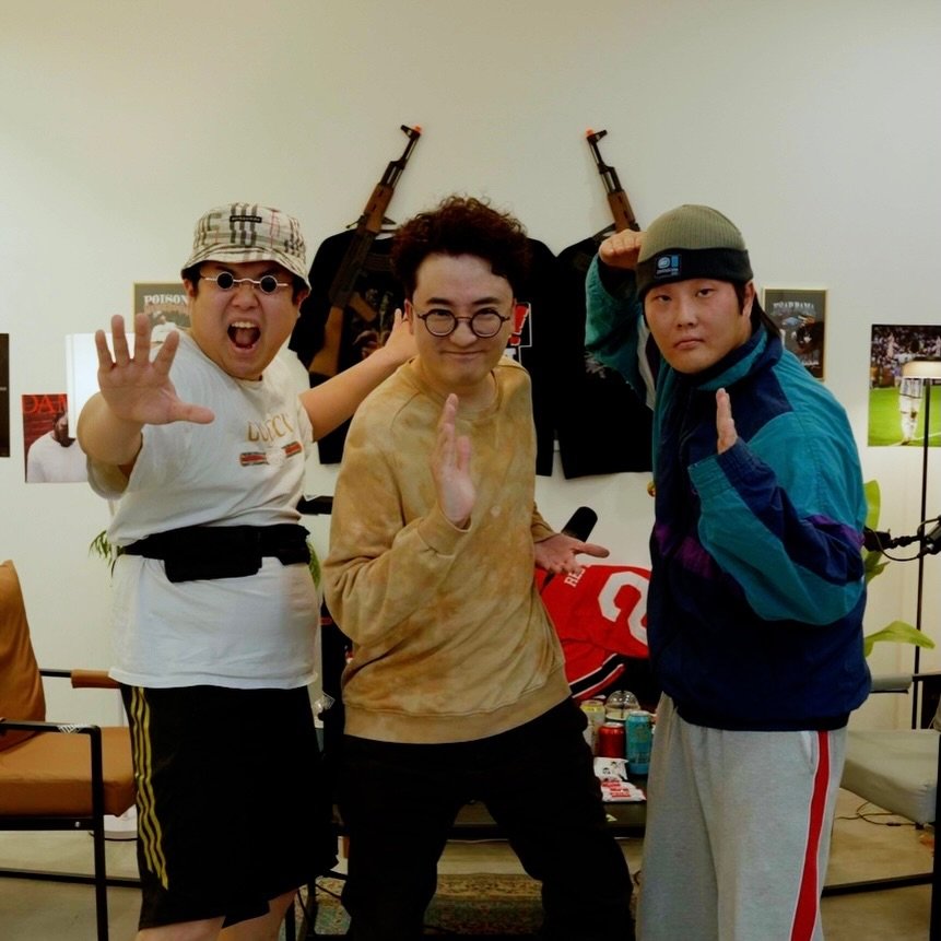 Photo by 뷰티풀너드 on March 20, 2026. May be an image of standing, sling and text.