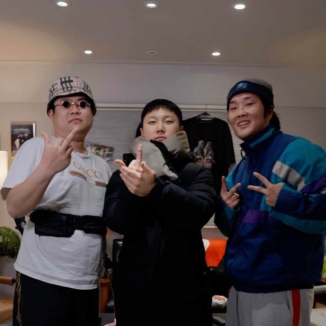 Photo by 뷰티풀너드 on January 15, 2026. May be an image of one or more people, duffle coat, hat, parka and text.