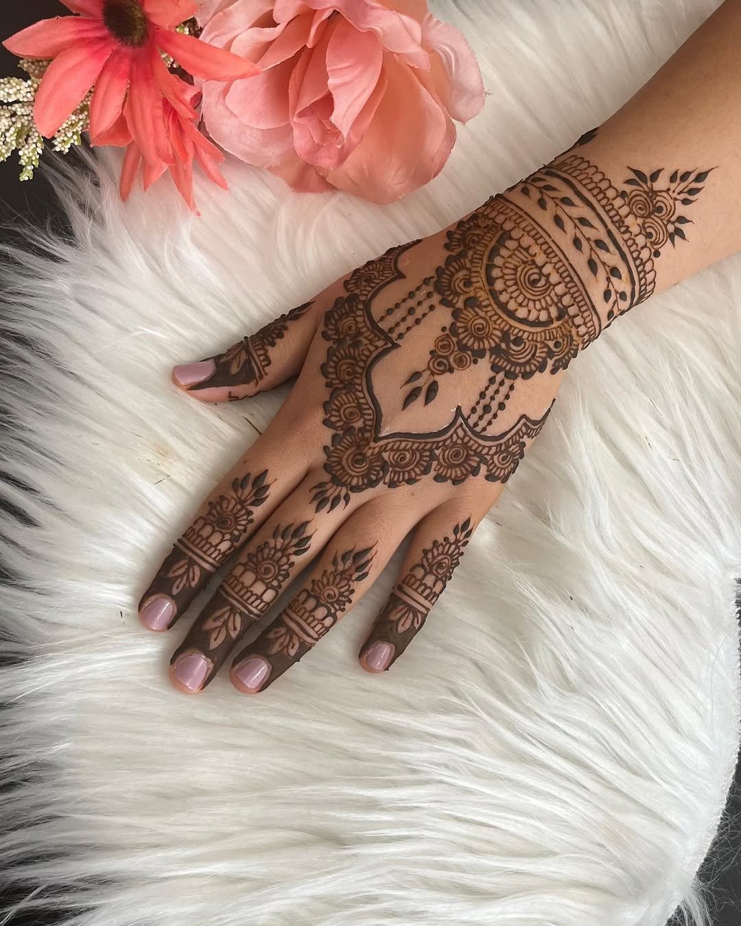 Photo by Beauty_by_simer/Winnipeg threading/waxing/mehndi/Laser on October 22, 2024.