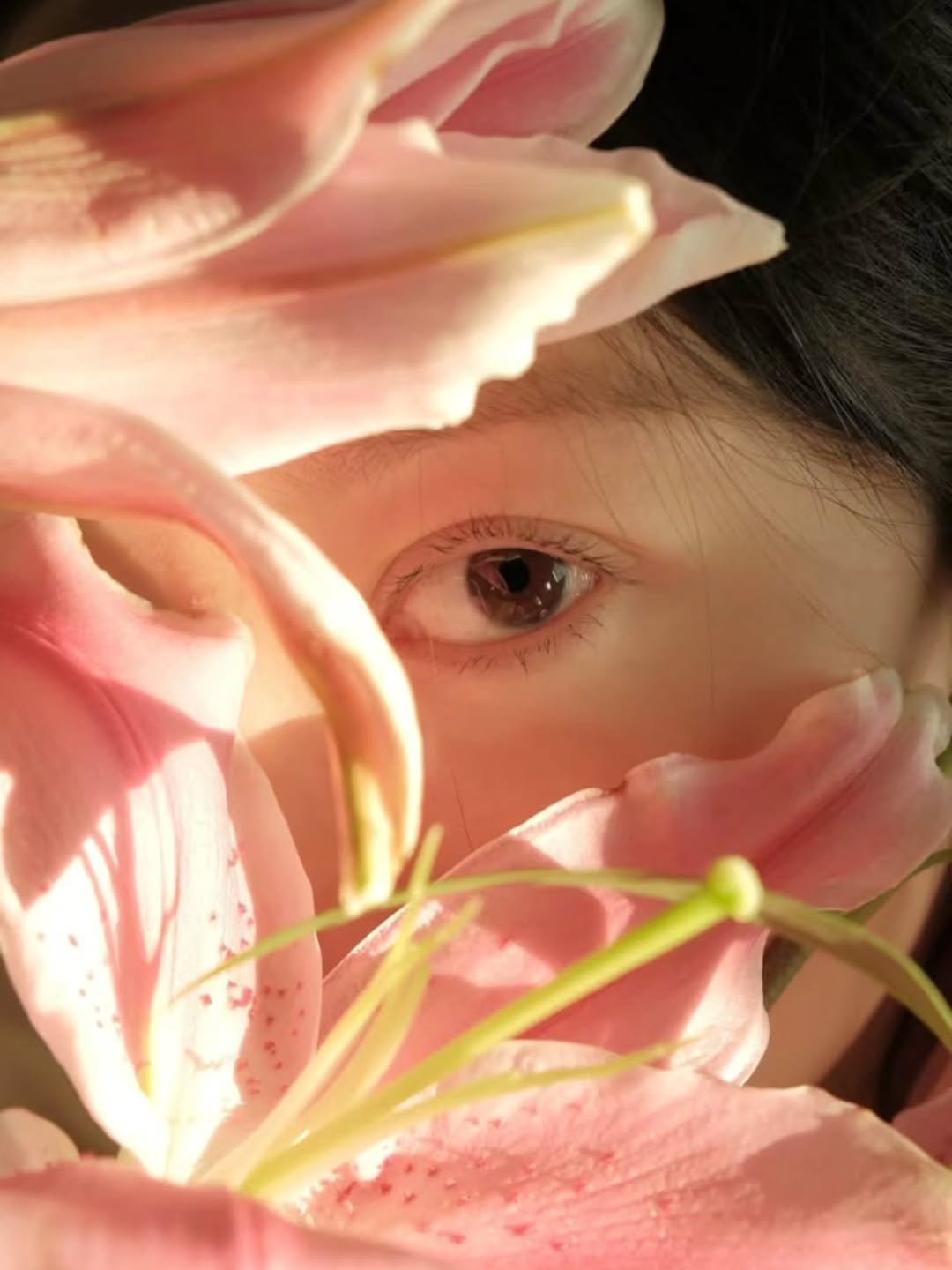 Photo by アートメイク 韓國 눈썹문신 강남 남자눈썹문신 입술문신 남자입술문신 반영구수강 반영구학원 뷰티원 on November 15, 2025. May be a closeup of white lily, belladonna lily, lily, carnation and text.