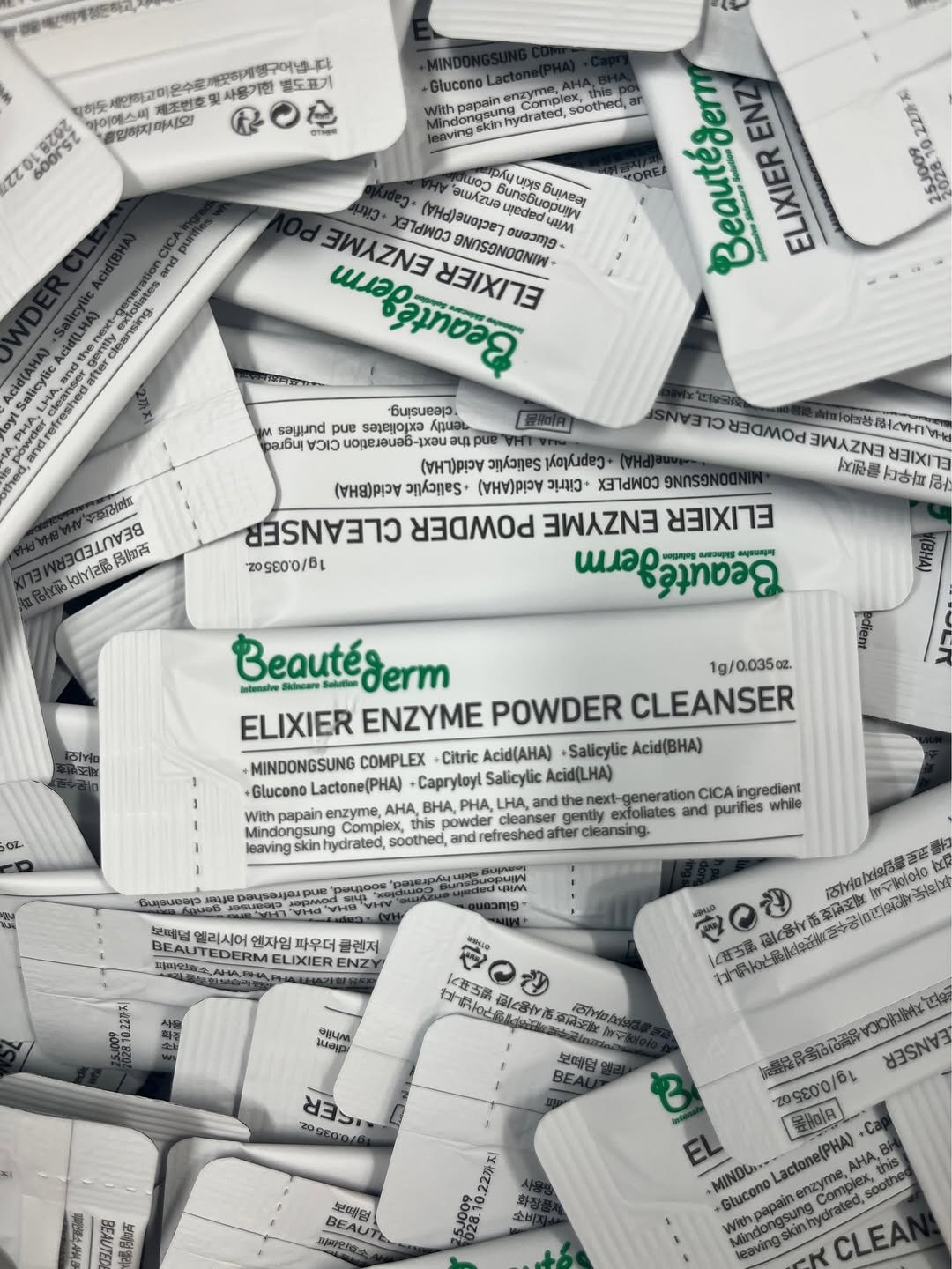 Photo by 뷰티르ㅣ홈케어 마스터 on November 20, 2025. May be an image of medicine, dental floss, ointment, bar soap and text.