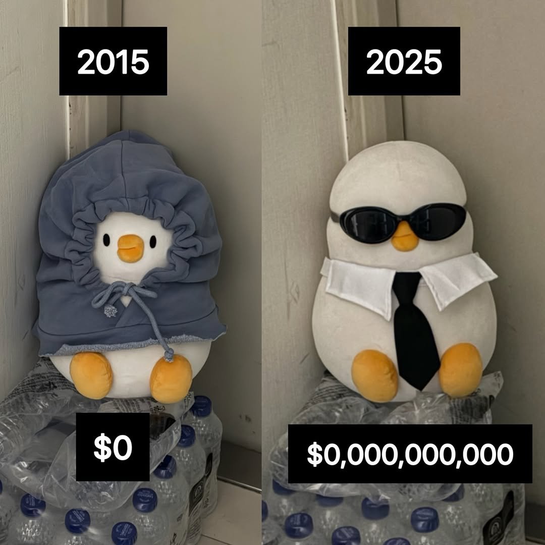 Photo by 베베 | 베베더오리 on December 16, 2025. May be a meme of emperor penguin, water bottle, snowman and text.