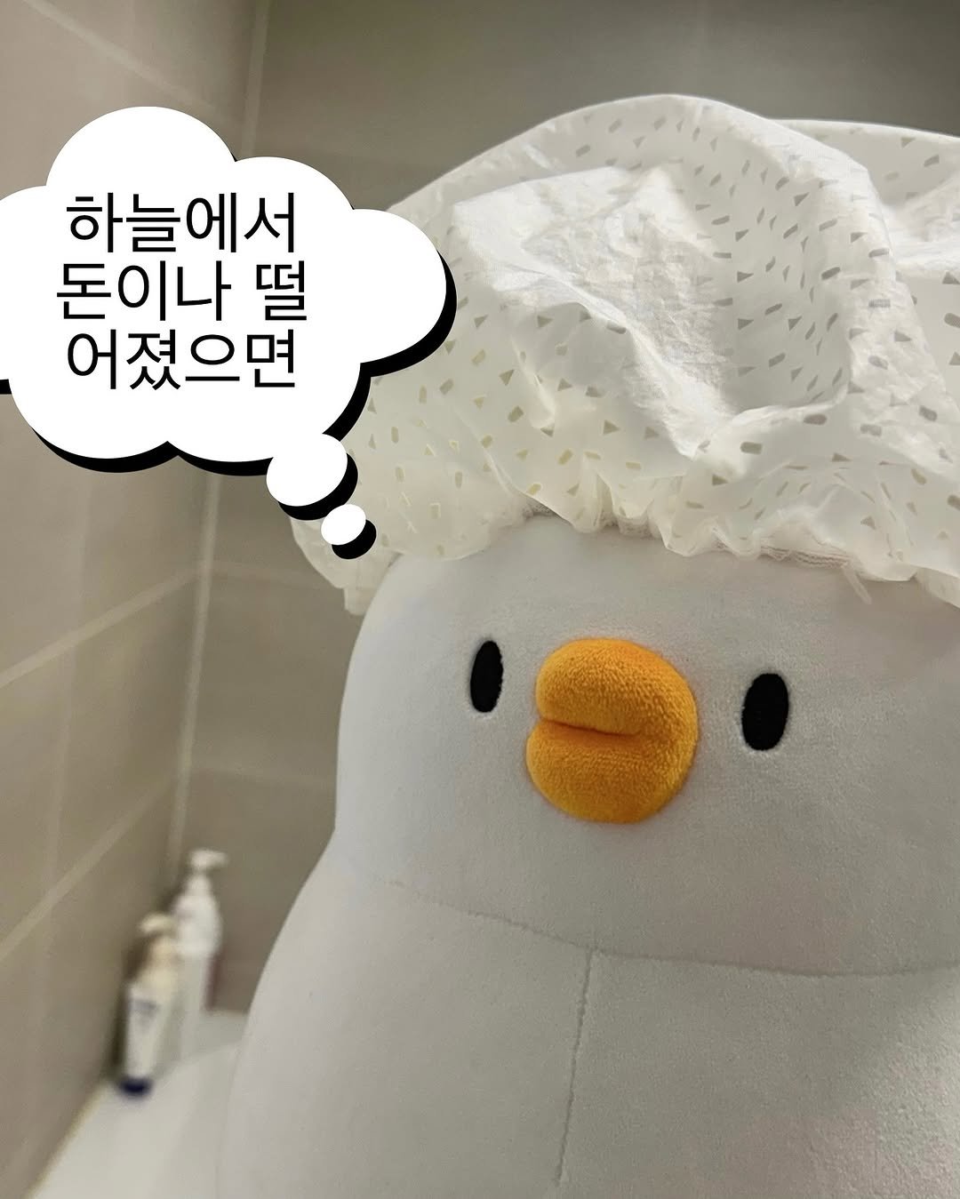 Photo by 베베 | 베베더오리 on August 07, 2025. May be an image of penguin, diaper and text that says '하늘에서 돈이나 떨 어졌으면'.