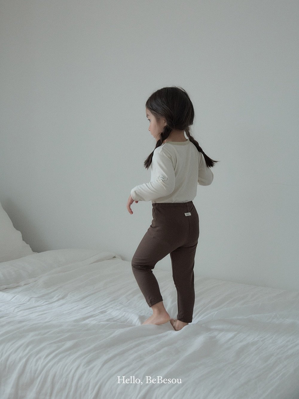 Photo by 베베소유 B̲B̲ㅣ아동복 on October 01, 2025. May be an image of 1 person, baby, sleepwear, bedroom and text.