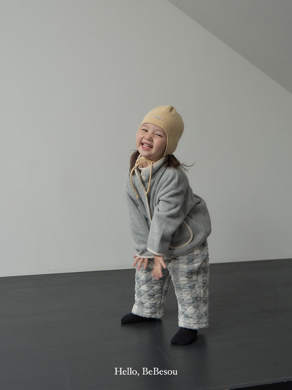 Photo by 베베소유 B̲B̲ㅣ아동복 on October 05, 2025. May be an image of 1 person, baby, duffle coat, sleepwear, sweatsuit, knit and text.