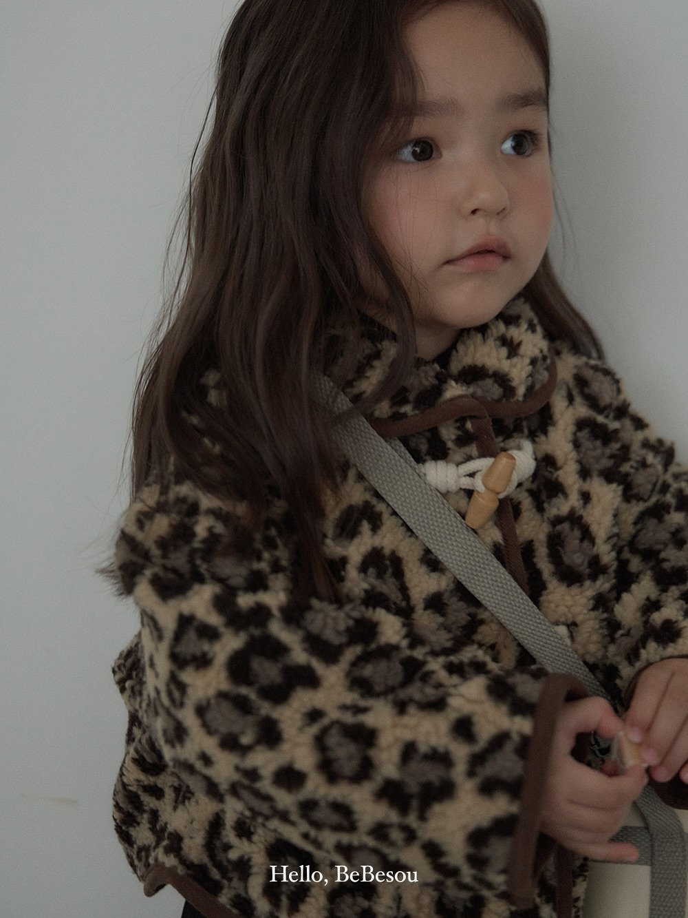 Photo by 베베소유 B̲B̲ㅣ아동복 on October 04, 2025. May be an image of 1 person, baby, duffle coat, fur and text that says 'Hello, Hello,BeBesou BeBesou'.