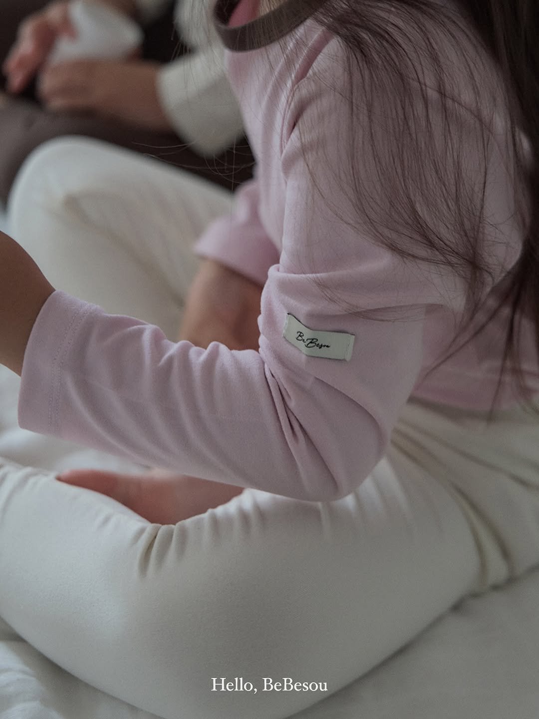 Photo by 베베소유 B̲B̲ㅣ아동복 on September 30, 2025. May be an image of 1 person, child, sleepwear, sweatpants and text.