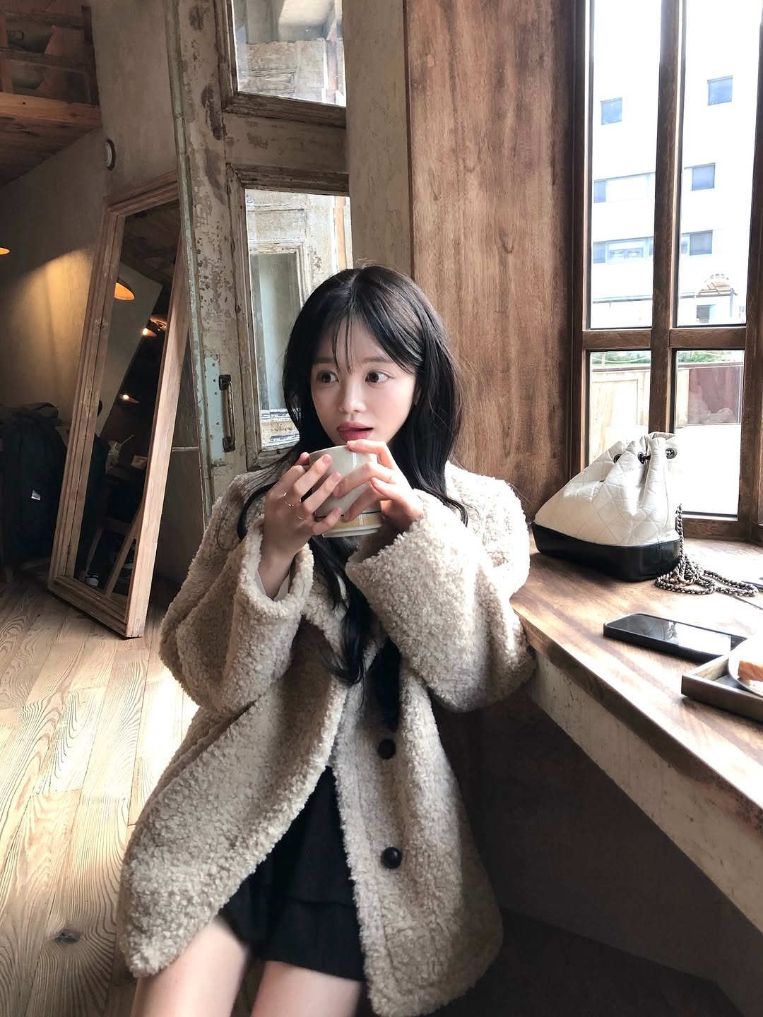 Photo by Lee Seulbi on November 19, 2025. May be an image of duffle coat, overcoat, parka, cornflower and text.