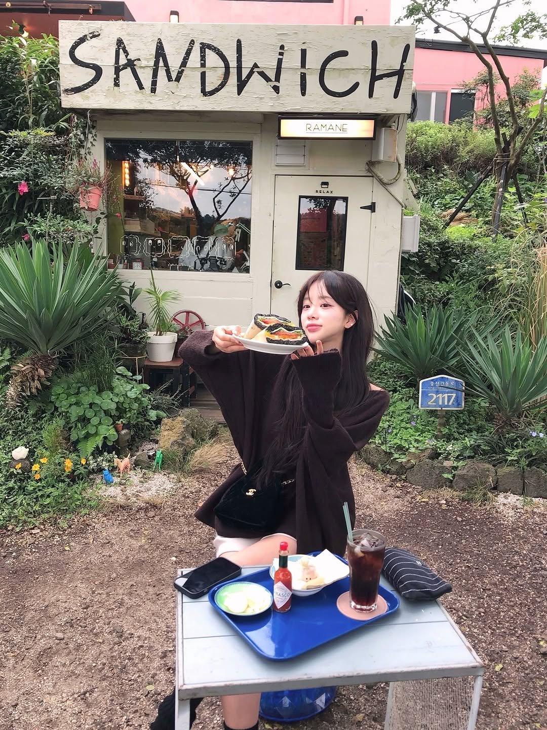 Photo by Lee Seulbi on October 28, 2025. May be an image of chicken sandwich, cloak and text that says 'SANDWICH RAMANE - BGLAX 동성간동도 2117 45CO'.