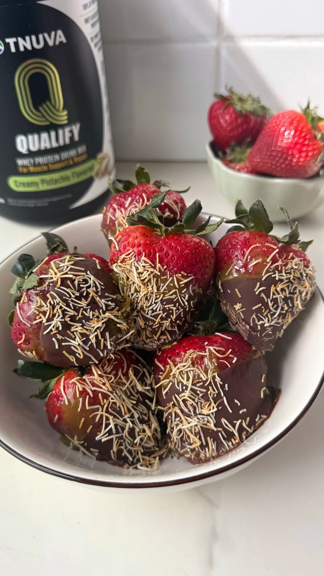 behindthesnack 게시물 이미지: these protein dubai chocolate strawberries are...