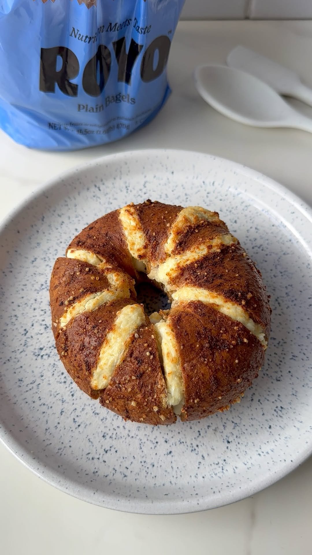 behindthesnack 게시물 이미지: bagels never looked this good 😍this Parmesan...