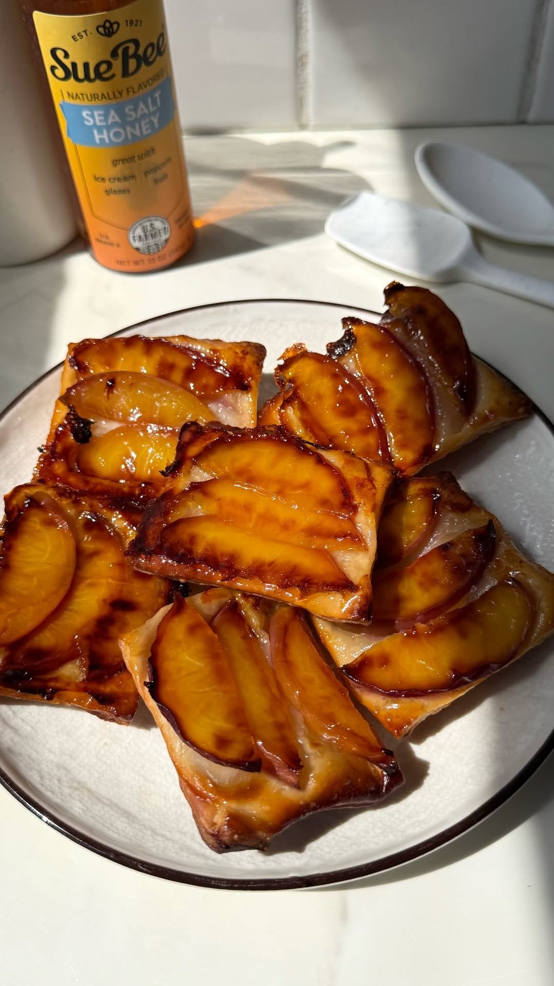 behindthesnack 게시물 이미지: the perfect summer dessert 🍑🍯 these puff...