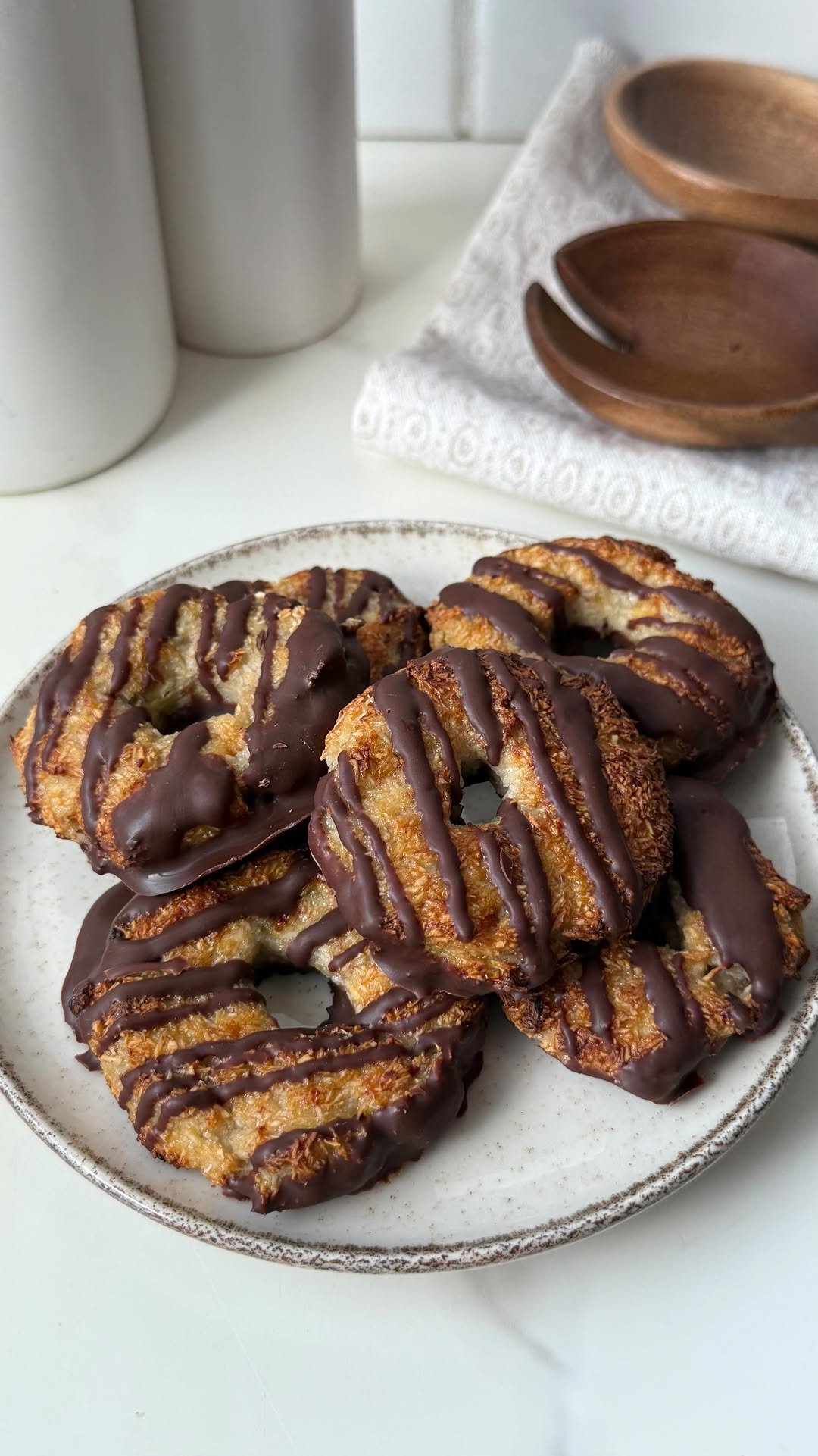 behindthesnack 게시물 이미지: FOLLOW for daily recipes ❤️ Samoa cookies were...