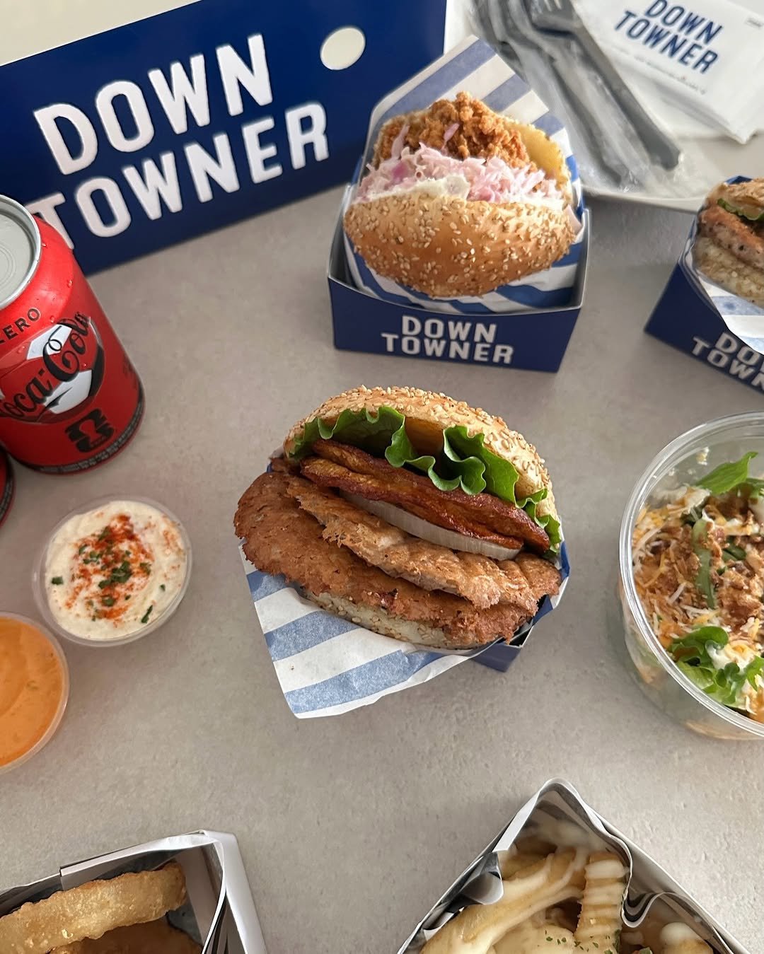 Photo by 베이지까사 | 살림•집밥 on April 20, 2026. May be an image of chicken sandwich, burger and text that says 'TOWNER 吉 ΤΟΥΝΕΡΑ DOWN DOWN TOWNER TOWNER ERO ERO TOWNER DOWN τΟω TOW'.