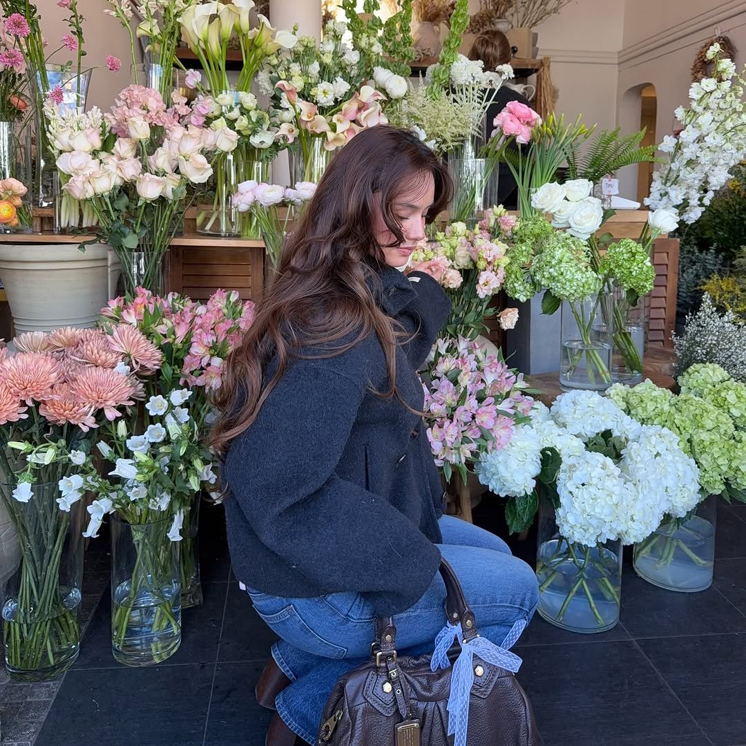 Photo shared by 𝐈𝐒𝐀𝐁𝐄𝐋𝐀 on February 19, 2026 tagging @xovintage.shop. May be an image of bouquet, flower arrangement, baby's-breath, prairie gentian, white lily, carnation and text.