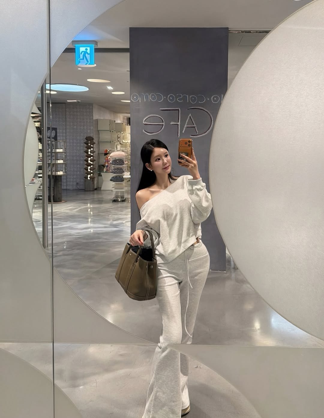 Photo by 설아 벨르아 on April 21, 2026. May be a selfie of mirror and text.