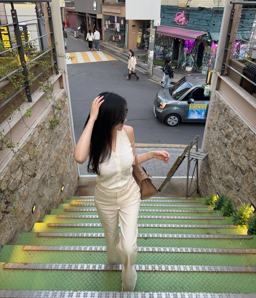 Photo by 설아 벨르아 on April 16, 2026. May be an image of one or more people, jumpsuit and text.