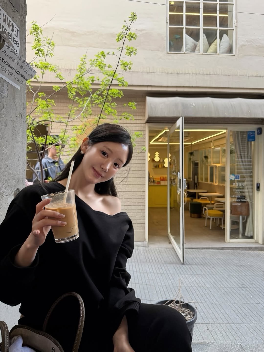 Photo by 설아 벨르아 on April 20, 2026. May be an image of cornflower and text.