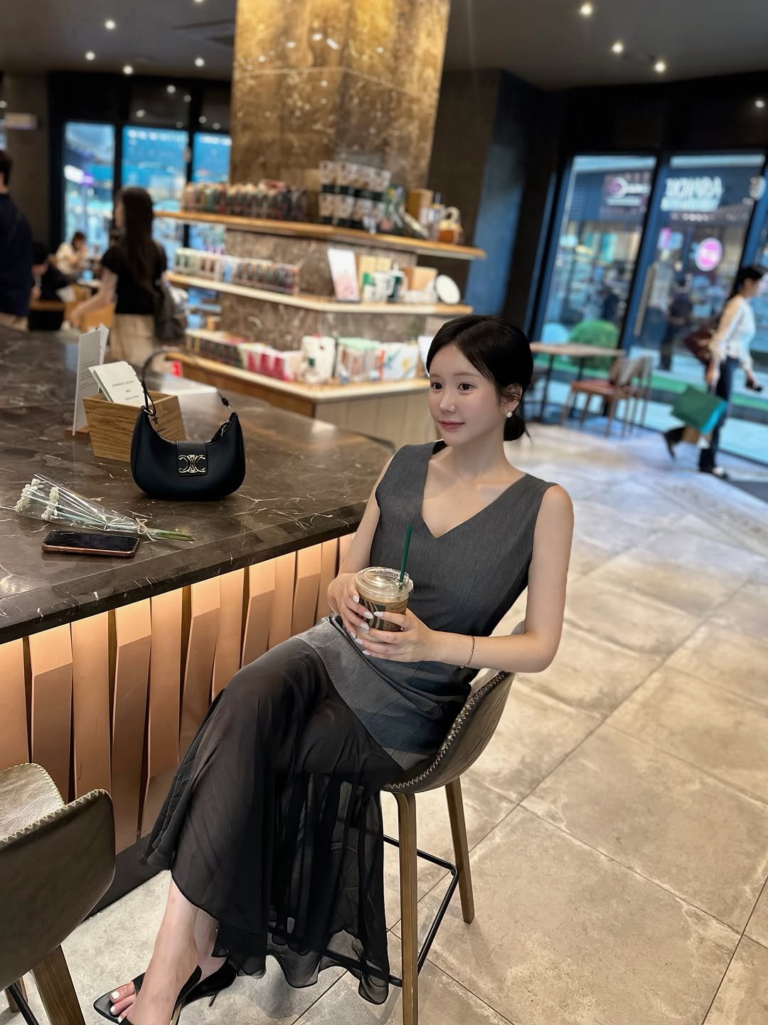 bellea___ 게시물 이미지: 결혼식때 입으면 이뽀요 그냥 입고 돌아다니면 사연잇는여자 같아요^^

#하객룩