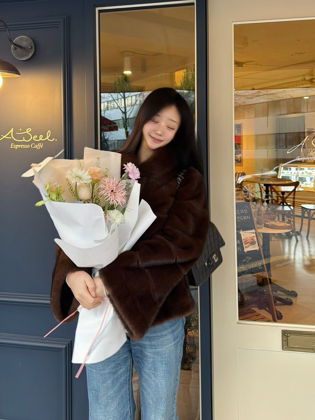 Photo by 설아 벨르아 on December 30, 2025. May be an image of sable coat, parka, flower arrangement, bouquet, prairie gentian, baby's-breath, white lily, rose, carnation and text.