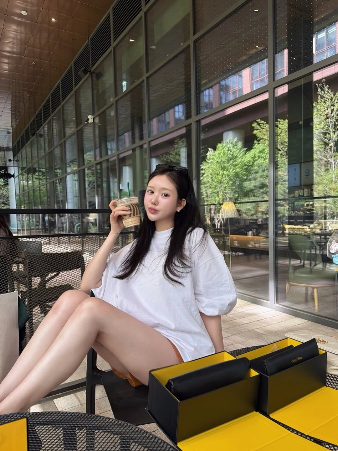 Photo by 설아 벨르아 on April 24, 2026. May be an image of phone, clutch, cornflower and text.