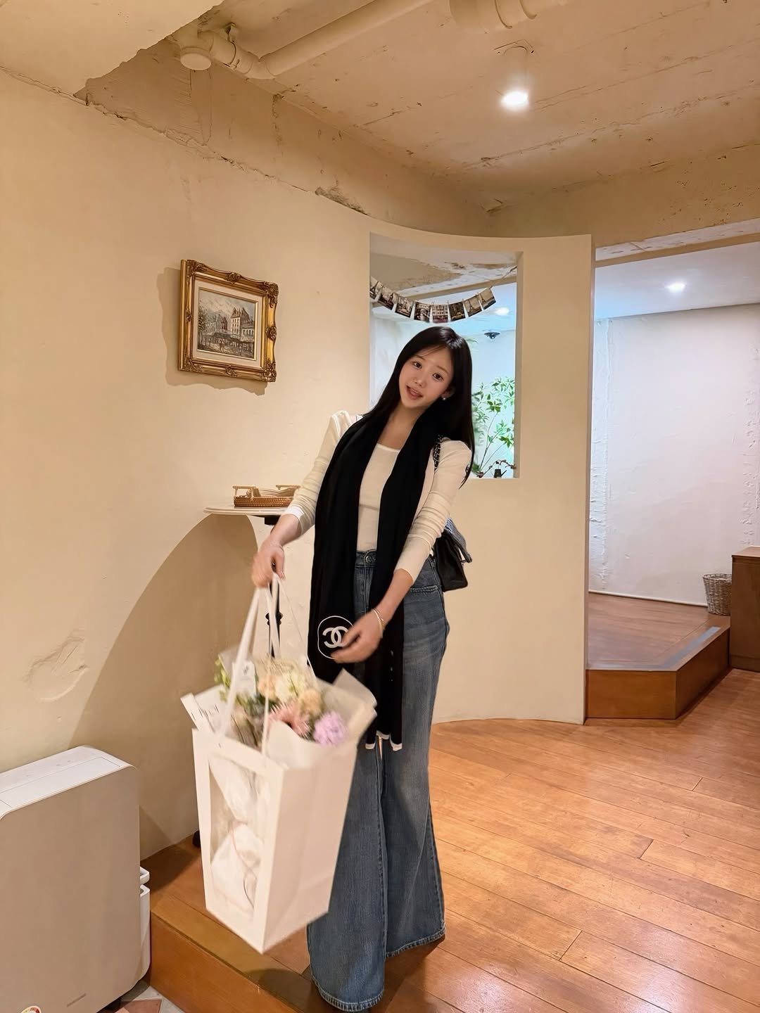 Photo by 설아 벨르아 on January 08, 2026. May be an image of sling, grocery bag, cornflower, baby's-breath, white lily and text.