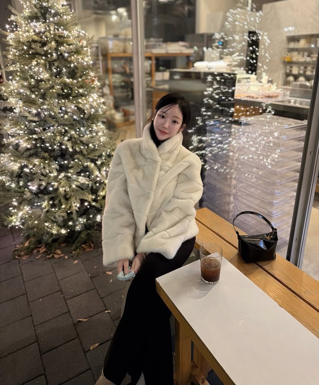 Photo by 설아 벨르아 on January 02, 2026. May be an image of duffle coat, overcoat, christmas tree, sable coat, goosedown coat, parka, jacket, cornflower and text.