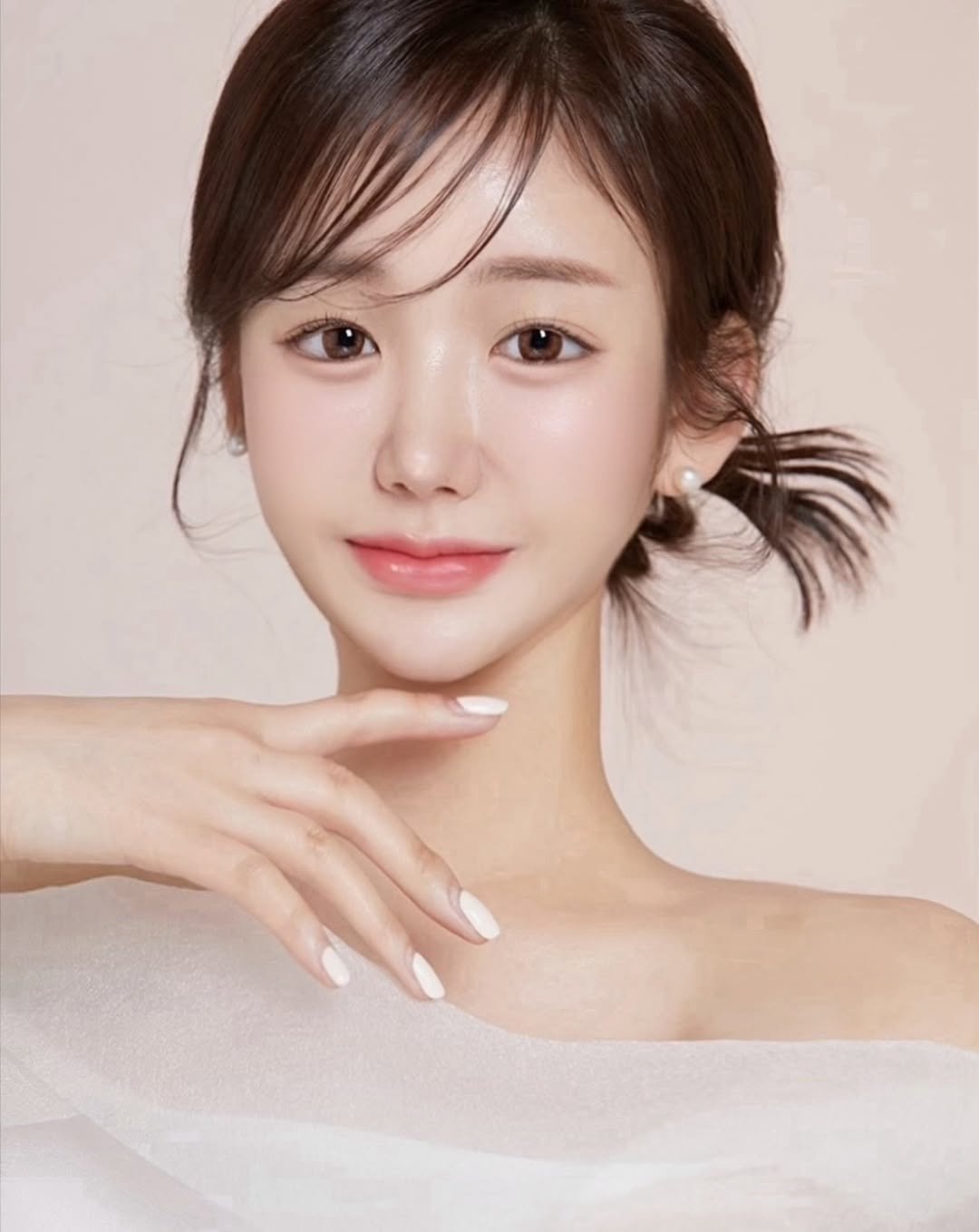 Photo by 설아 벨르아 on January 10, 2026. May be an image of one or more people, braids, makeup and text.