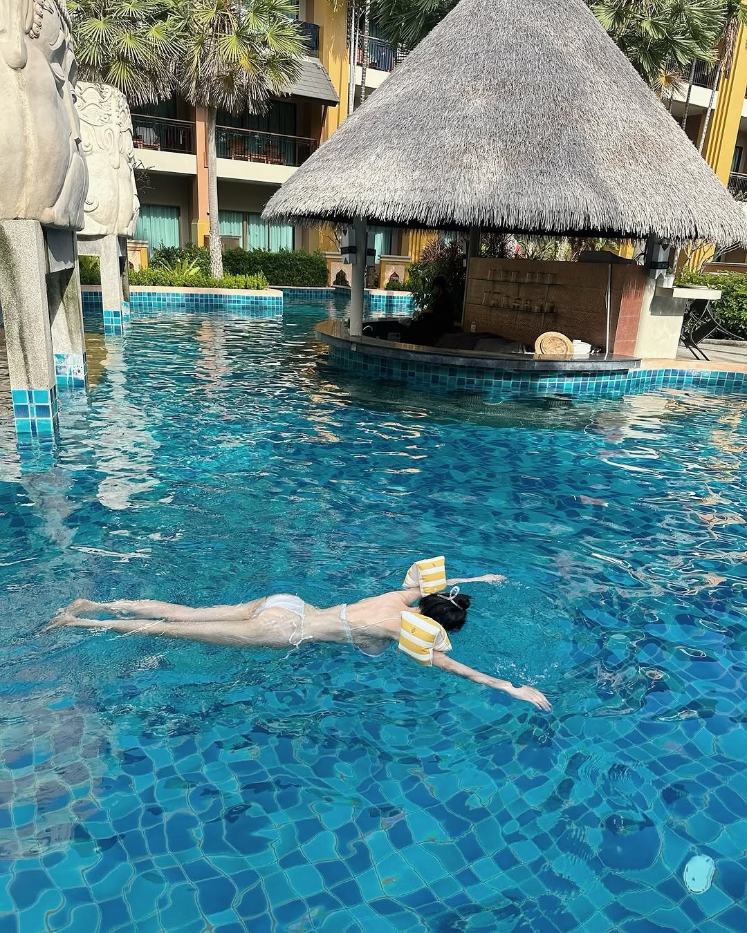 bellea___ 게시물 이미지: 뒤로 갈수록 더 핫해지는 나 .. 
비키니 사진 쑥스러워서 뒤쪽으로 🙈🙈🙈
동영상...