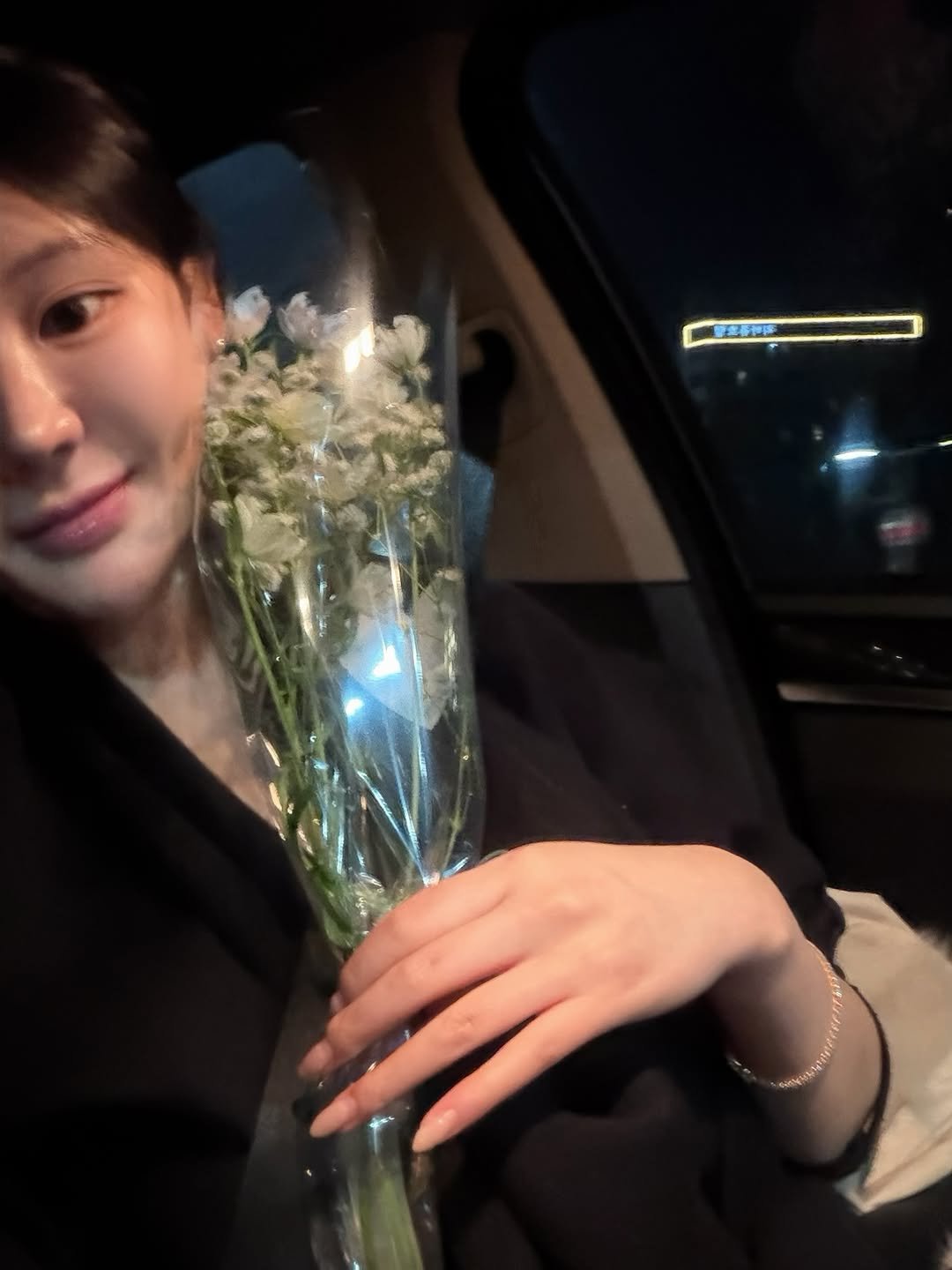 Photo by 설아 벨르아 on January 04, 2026. May be an image of bouquet, white lily, prairie gentian, baby's-breath, rose, carnation and text.