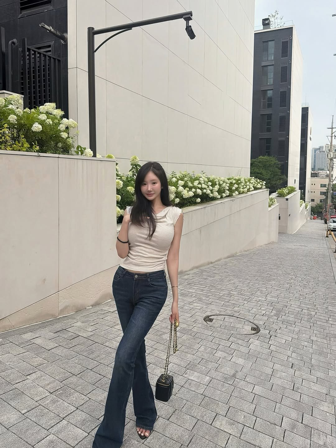 bellea___ 게시물 이미지: 오르막이라 포즈 간신히 잡을수 잇습니댜.
베이지 상의 가 더 자연스랍

#베이지#신상