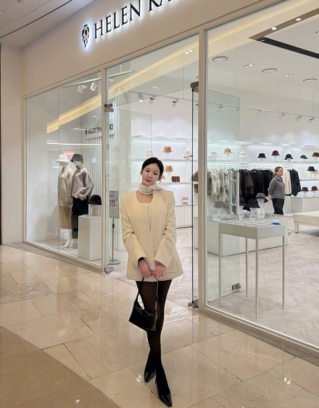 Photo by 설아 벨르아 on January 12, 2026. May be an image of overcoat, display case and text that says 'ኛቅ HELEN HELEN N PHEEH!!!'.