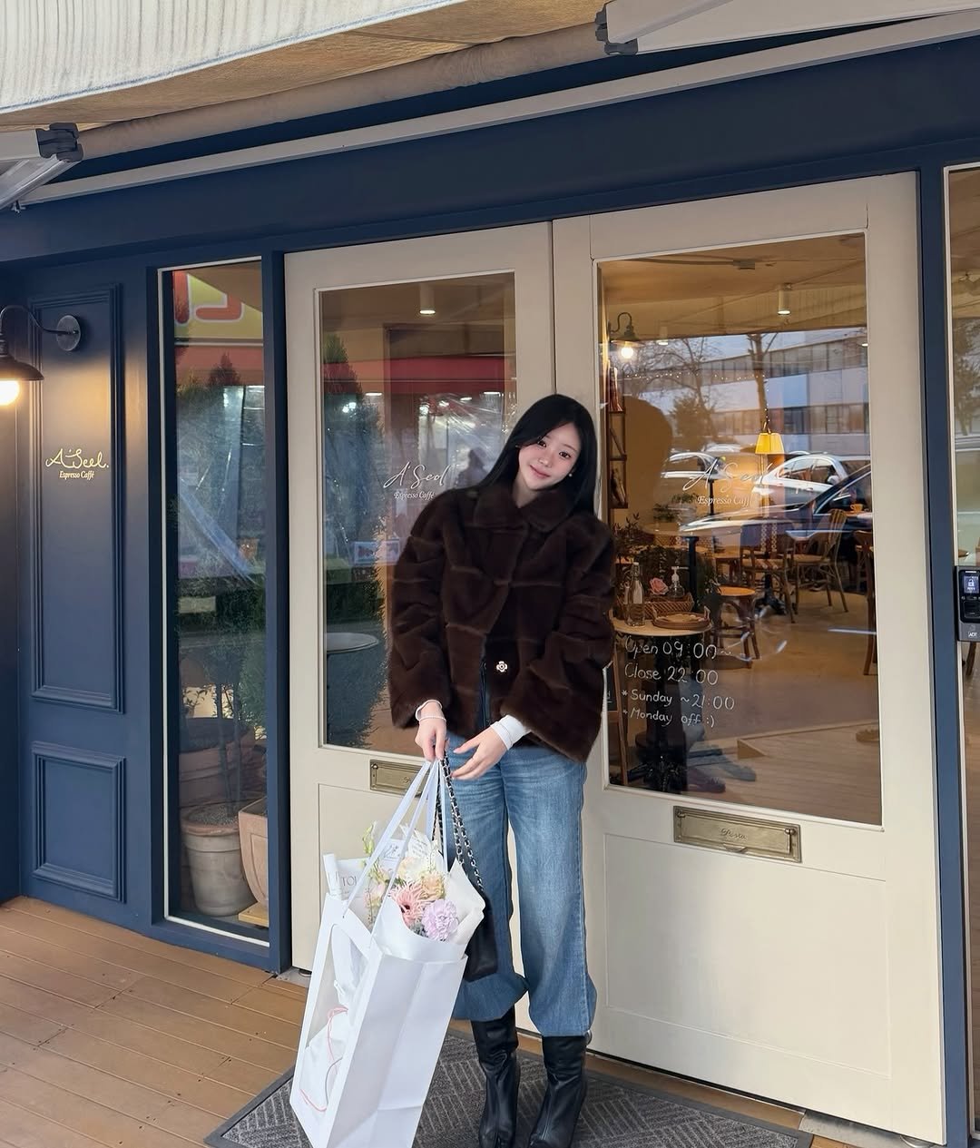 Photo by 설아 벨르아 on December 30, 2025. May be an image of duffle coat, parka, cornflower and text.