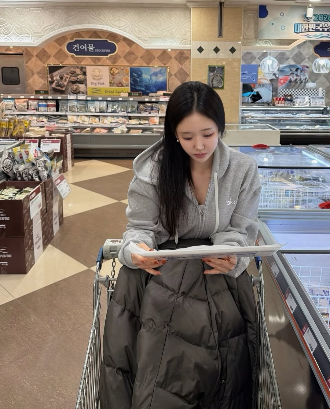 Photo by 설아 벨르아 on February 17, 2026. May be an image of duffle coat, goosedown coat, parka, shopping cart and text.