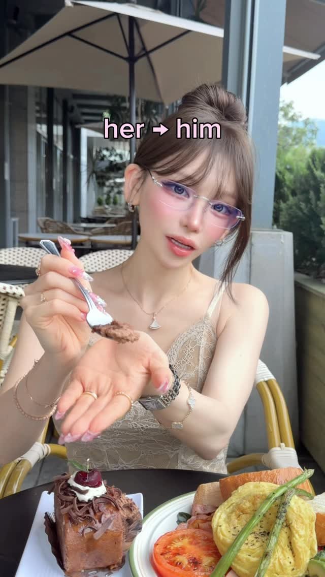 bemy_rin 게시물 이미지: 아니 저걸 한입에 먹으라고 주는게 맞음?🥄

#couple #viral