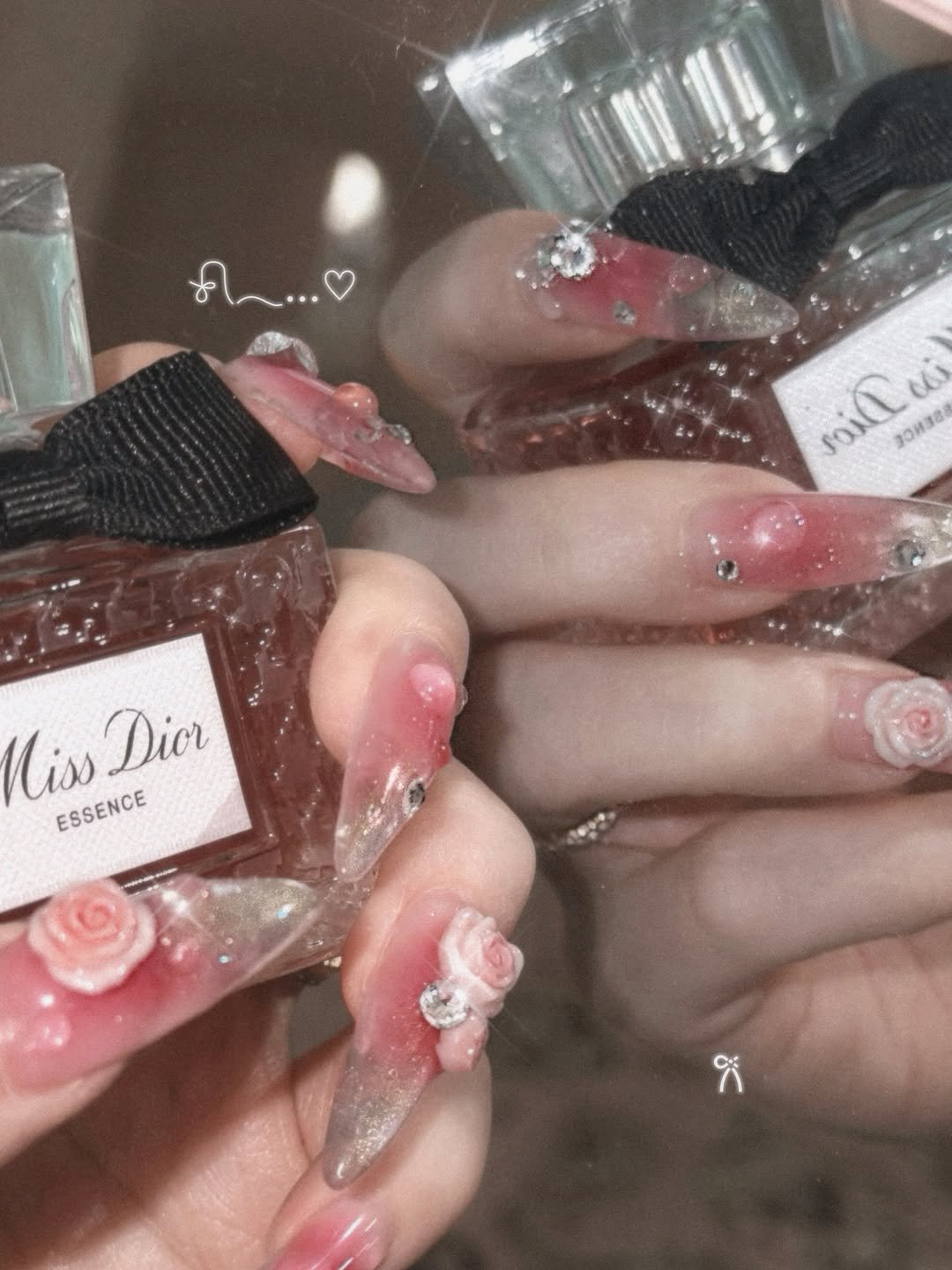 bemy_rin 게시물 이미지: 𝑟𝑜𝑠𝑒 𝑤𝑎𝑡𝑒𝑟 𝑛𝑎𝑖𝑙 · · · 🥀🫧🤍
내 네일 보여줄게

#nail #aesthetics