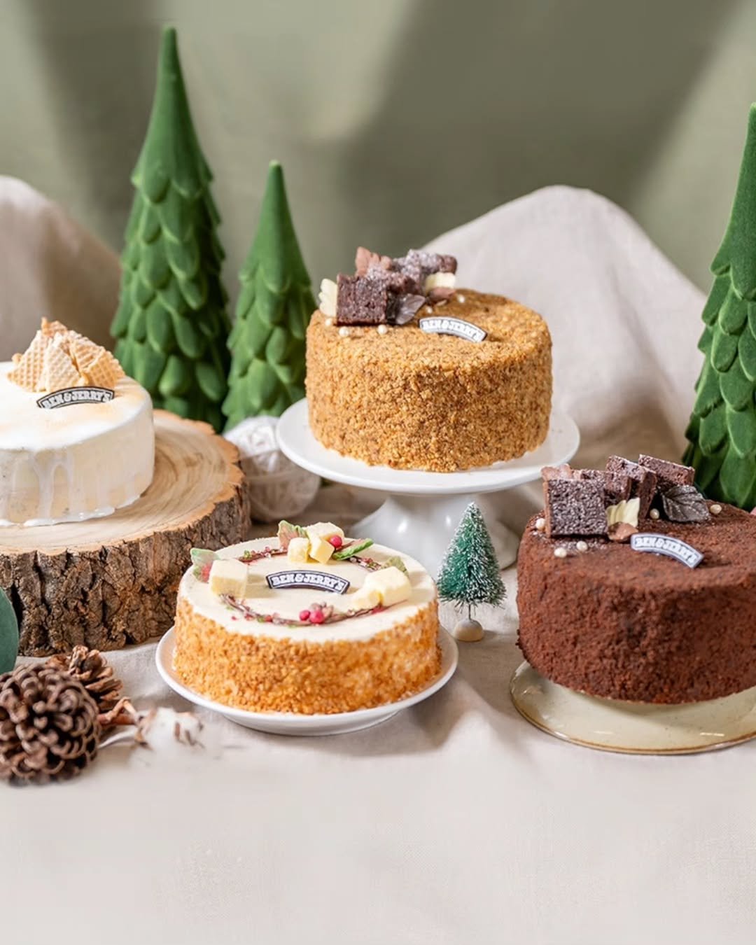 Photo by 벤앤제리스 Ben&Jerry’s Korea on December 28, 2025. May be an image of gingerbread cookie, chocolate cake, pinecone and text.