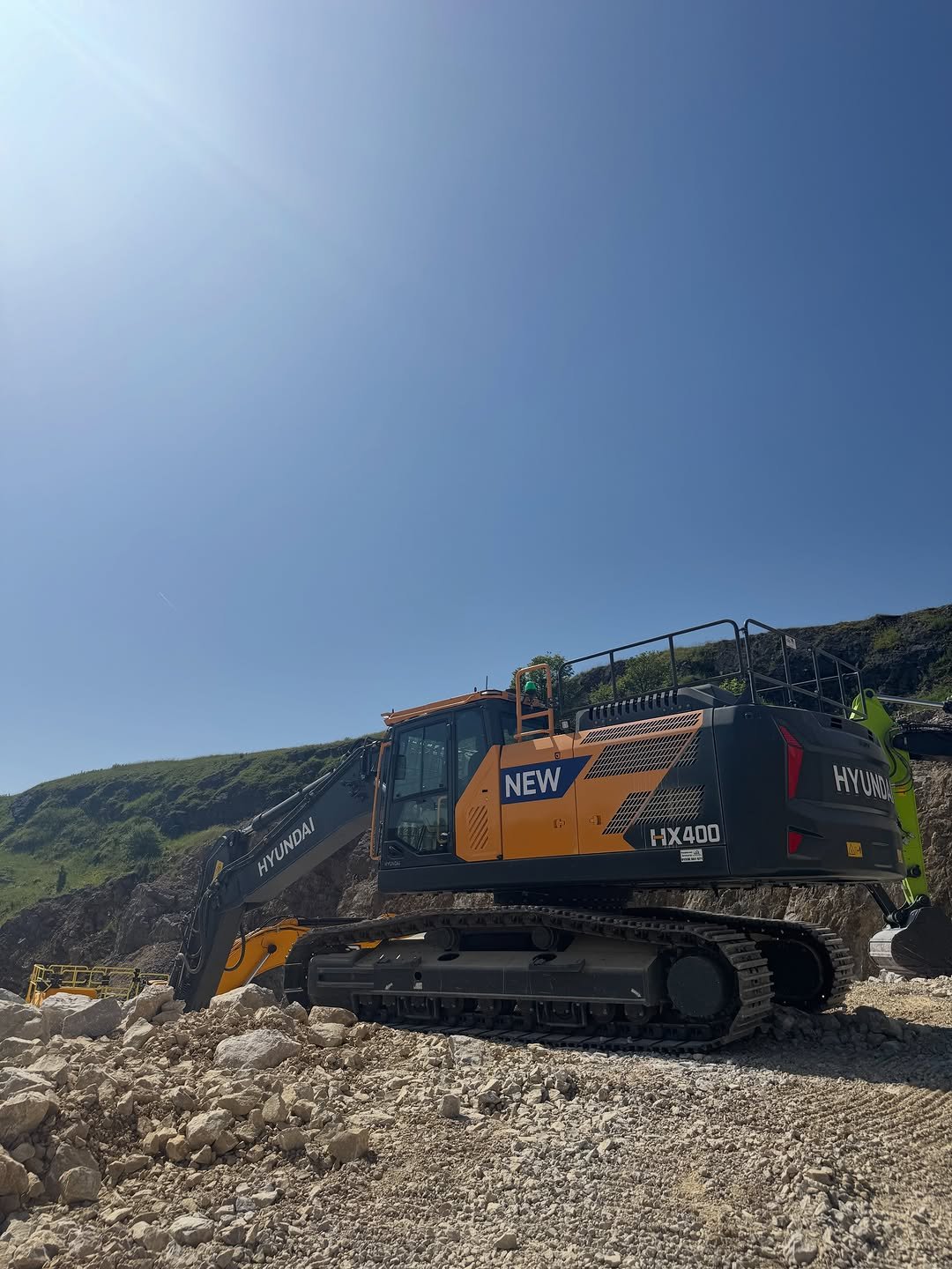 bentheoperator 게시물 이미지: The shiny new HX400 sitting on the quarry face...