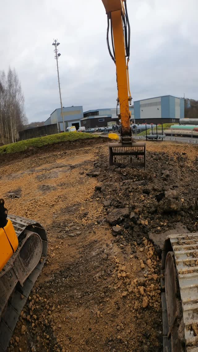 bentheoperator 게시물 이미지: JCB 220X riddling tarmac to be sent for...