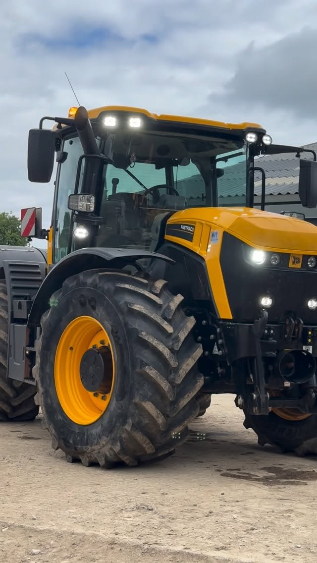 bentheoperator 게시물 이미지: Looks better after a bath 🧽🫧

#jcb #agri...