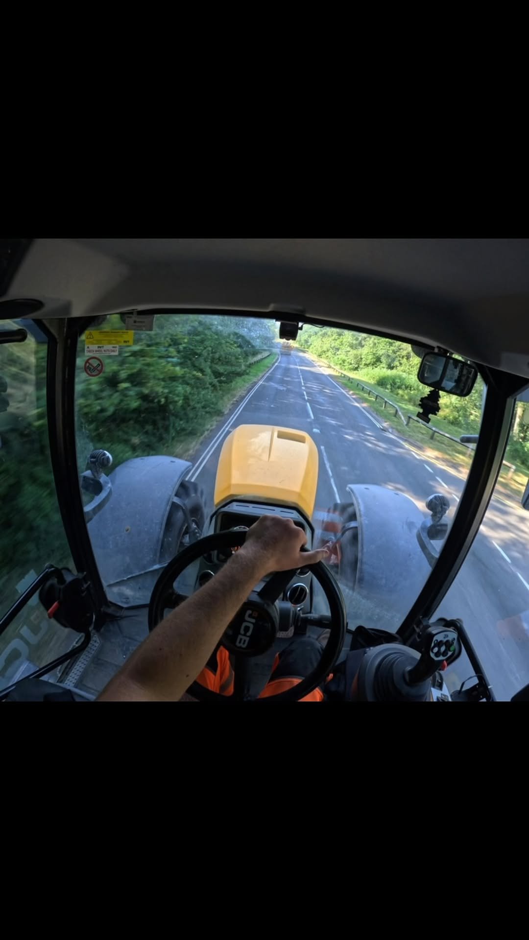 bentheoperator 게시물 이미지: Best tractor for the job 👌🏼 #jcbfastrac 

#jcb...