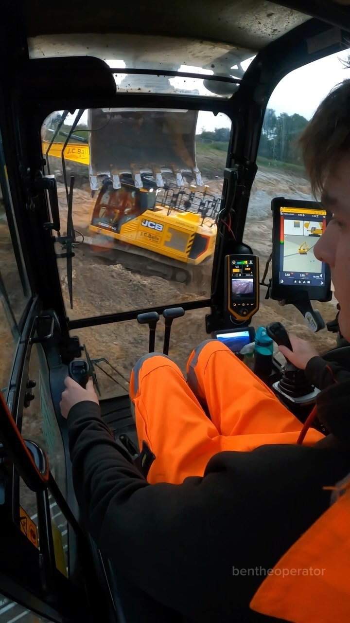 bentheoperator 게시물 이미지: Teamed up with the 220X loading sand into...